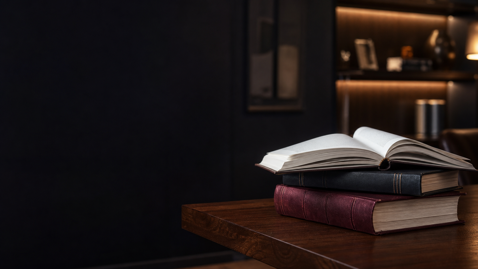 Корпоративные книги на столе в библиотеке